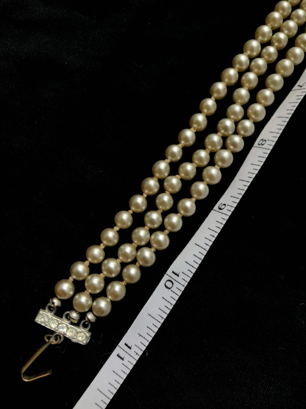 Classic Triple-Strand Faux Silvery Pearl Necklace - VINTAGE EVCO - Picture 4 of 5